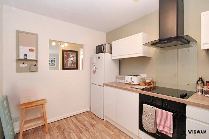 2 Bedroom Flat For Sale In Compass Road, Hull, HU6