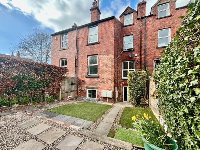 2 Bedroom Flat To Rent In Grove Lane, Leeds, LS6