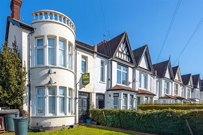 2 Bedroom Flat To Rent In Finchley Road, Westcliff-On-Sea, SS0