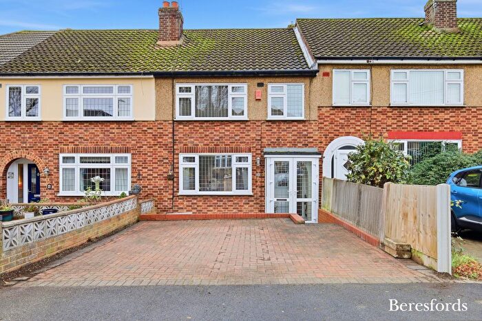 3 Bedroom Terraced House For Sale In Elgin Avenue, Romford, RM3