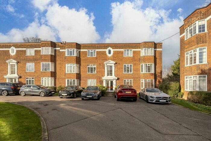 3 Bedroom Flat To Rent In Ballards Lane, Finchley, N3