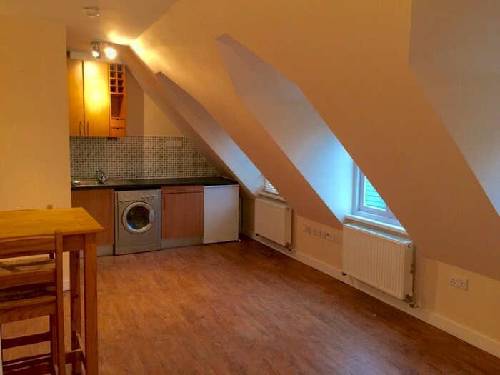 Studio To Rent In Catford Hill, Catford, London, SE6