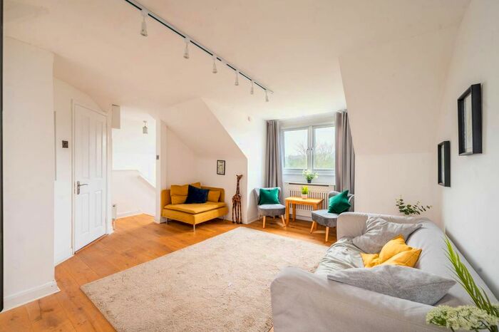 3 Bedroom Flat To Rent In Palace Road, Streatham, London, SW2