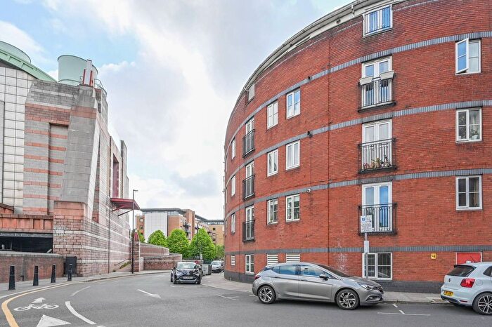 2 Bedroom Flat For Sale In Horseferry Road, Limehouse, London, E14