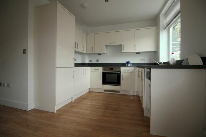 1 Bedroom Flat To Rent In Oak Road, Leatherhead, KT22