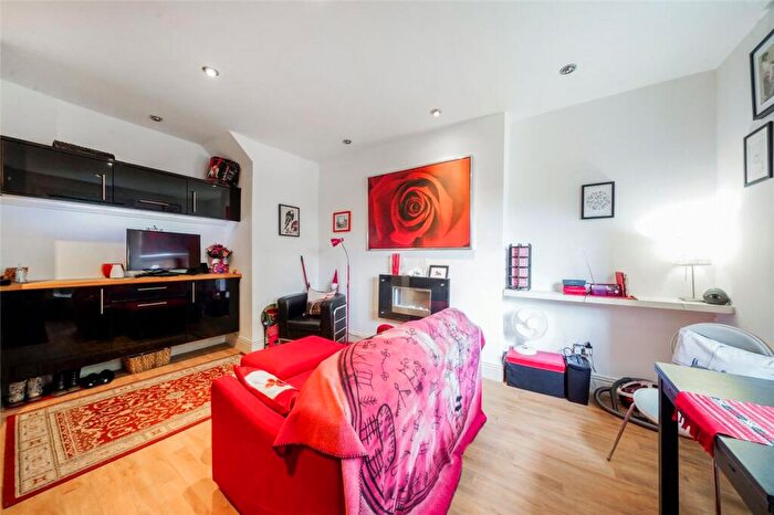 1 Bedroom Apartment For Sale In Camden Road, London, N7