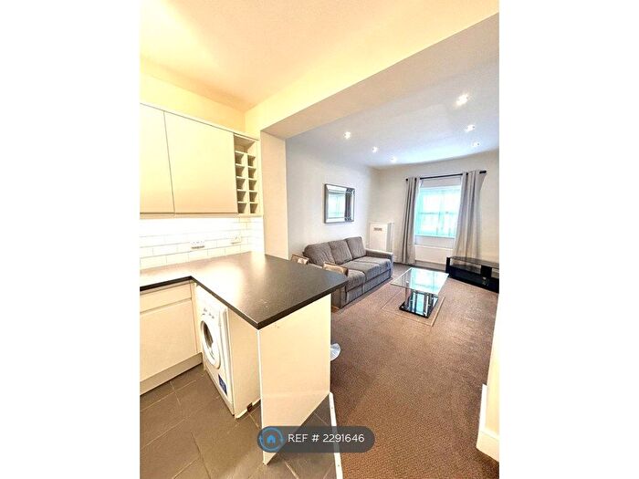 2 Bedroom Flat To Rent In Coningham Road, Hammersmith, W12