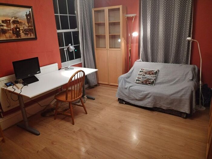 2 Bedroom Flat To Rent In Grand Drive, London, SW20