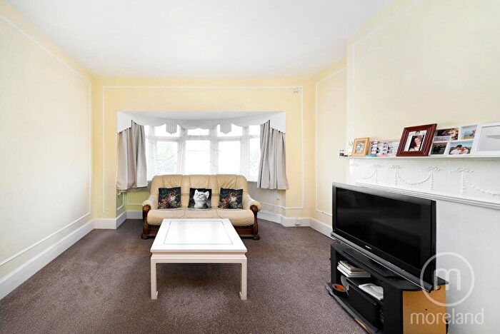 2 Bedroom Apartment To Rent In Highfield Avenue, Golders Green, NW11