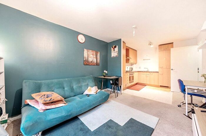 1 Bedroom Flat For Sale In Park View Road, Leatherhead, Surrey, KT22