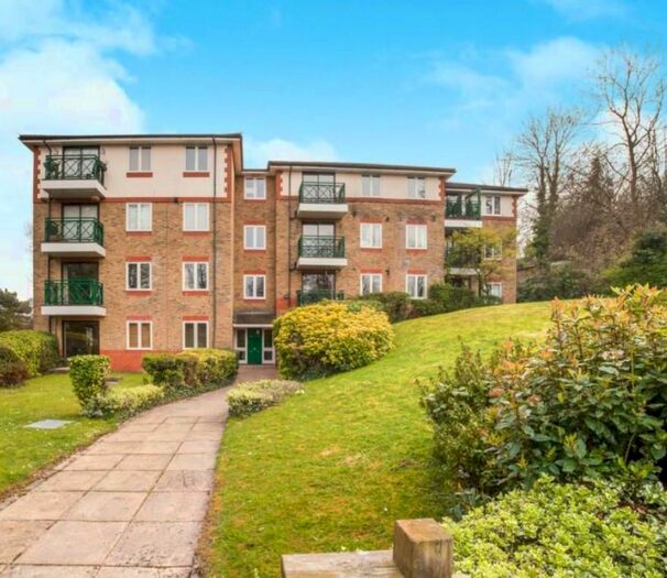 2 Bedroom Flat To Rent In Lime Tree Court, South Croydon, Surrey, CR2