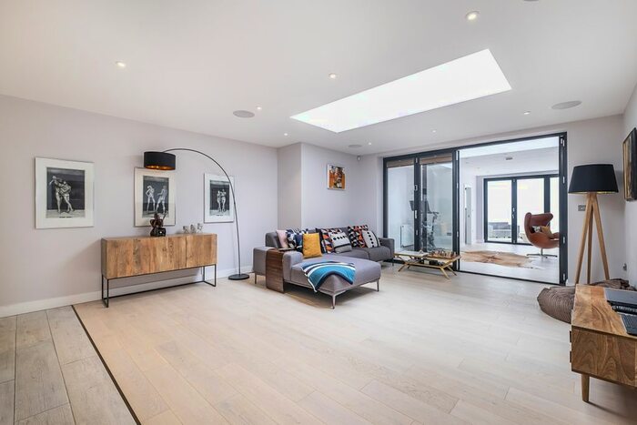 3 Bedroom Flat To Rent In Carlton Drive, London, SW15