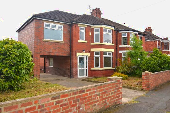 4 Bedroom Semi-Detached House To Rent In Melwood Grove, York, YO26