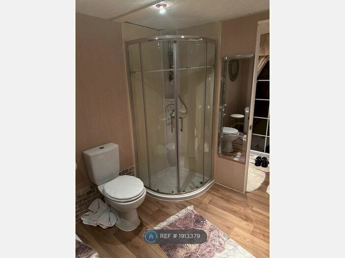 2 Bedroom Mobile/park Home To Rent In Great North Road, Welwyn Garden City, AL8