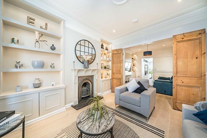 4 Bedroom Property To Rent In Garratt Lane, Tooting, SW17