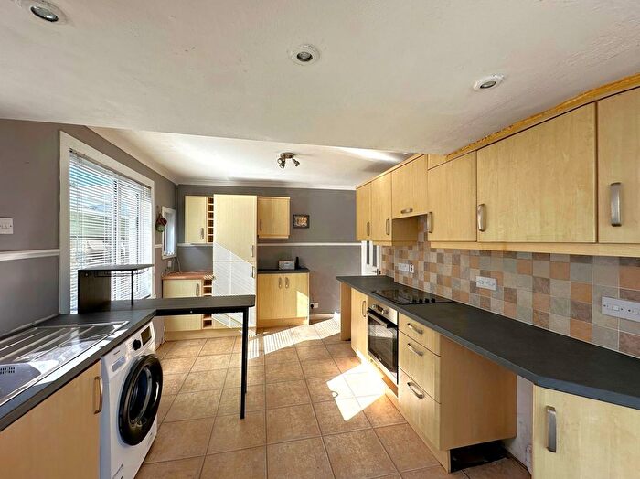 2 Bedroom Bungalow For Sale In Leaze Road, Kingsteignton, Newton Abbot, TQ12