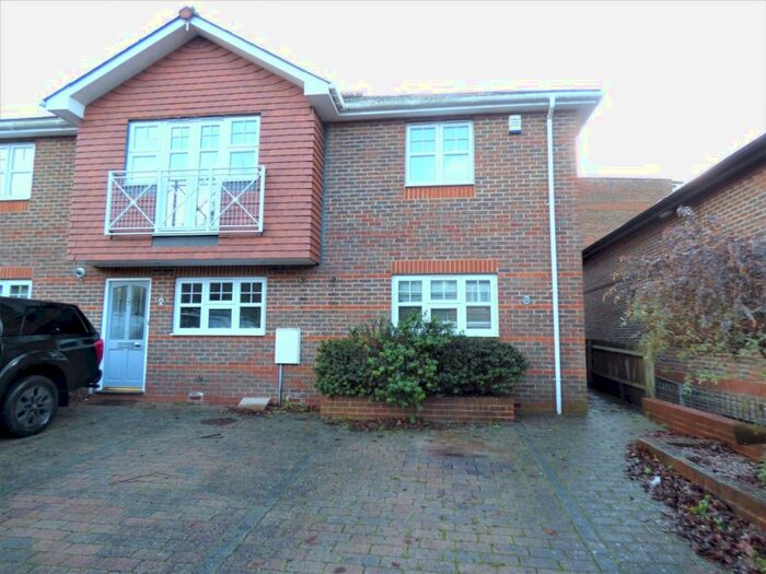 2 Bedroom End Of Terrace House To Rent In Leatherhead, KT22