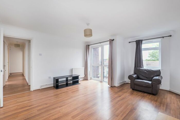 3 Bedroom Flat To Rent In Worple Road, London, SW19
