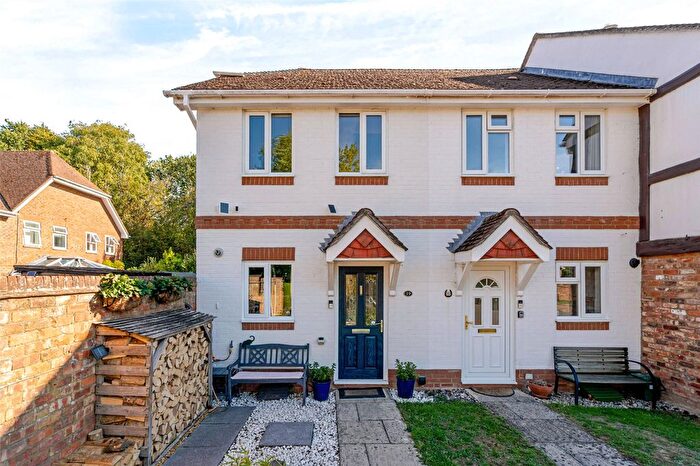 2 Bedroom Country House For Sale In Pound Meadow, Sherfield-On-Loddon, RG27