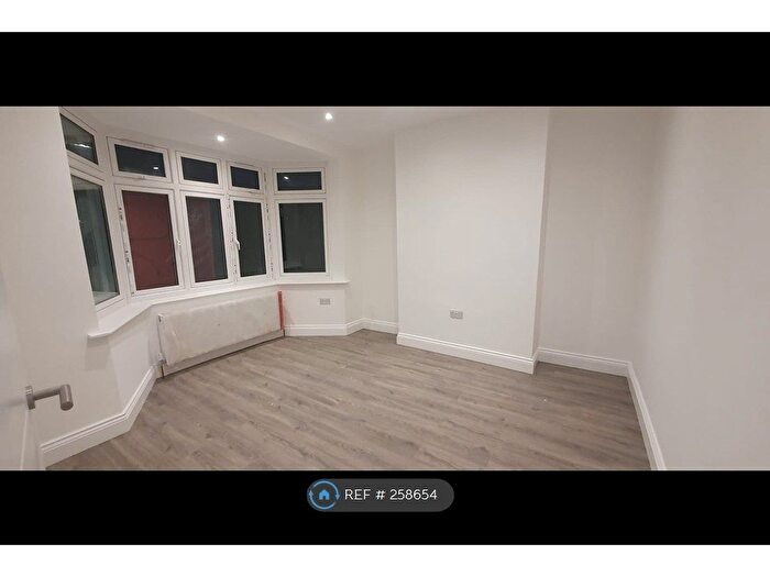 3 Bedroom Terraced House To Rent In The Ridgeway, London, NW9