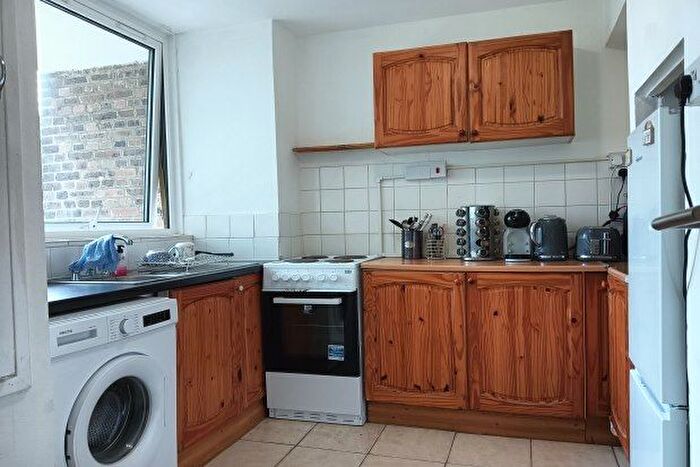 3 Bedroom Flat To Rent In Clarence Crescent, London, SW4