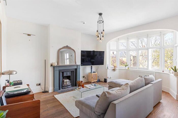 4 Bedroom Flat To Rent In Chestnut Road, London, SE27