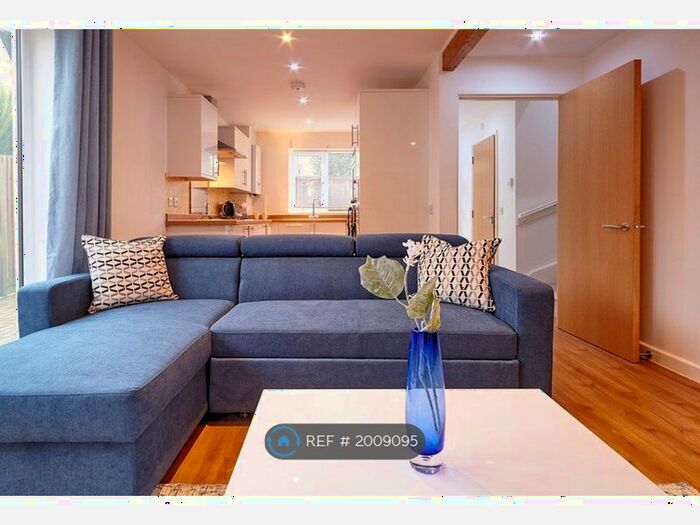 3 Bedroom Semi-Detached House To Rent In Savoy Place, Bristol, BS4