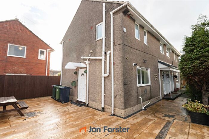 3 Bedroom Semi Detached House For Sale In Glynfellis, Gateshead, NE10