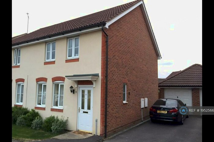 3 Bedroom Semi-Detached House To Rent In Pippin Grove, Reading, RG2