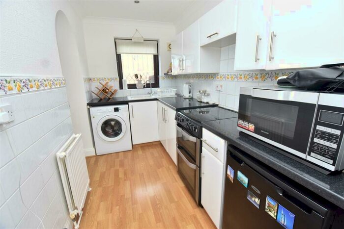 2 Bedroom Detached Bungalow For Sale In Paarl Road, Canvey Island, SS8