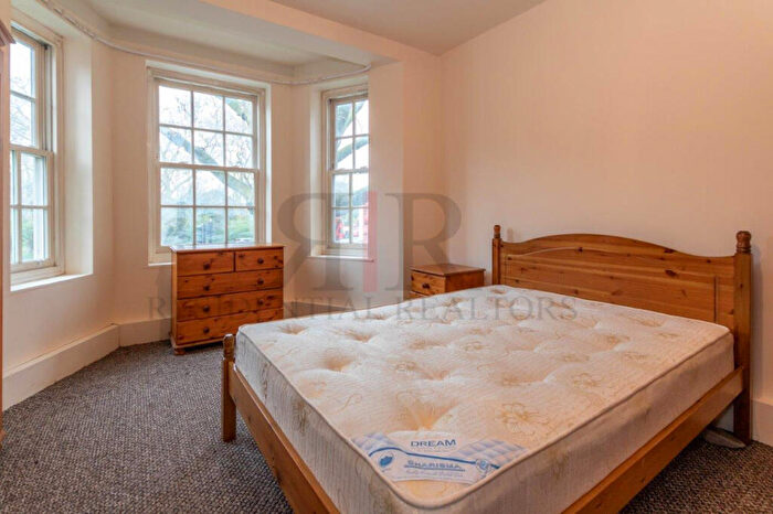 3 Bedroom Flat To Rent In Kennington Park Road, London, SE11
