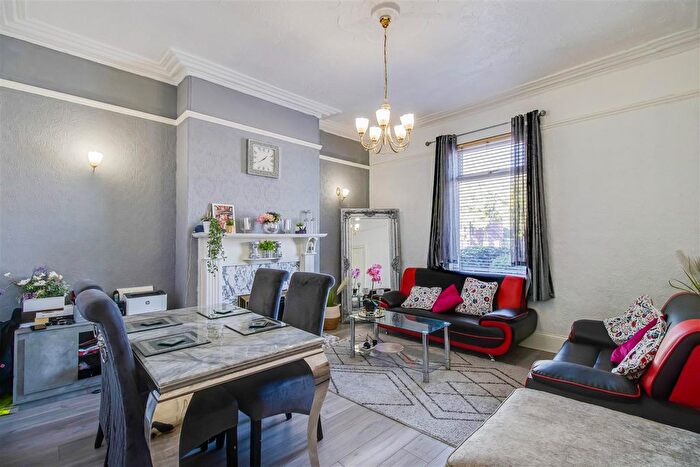 4 Bedroom Terraced House For Sale In Batley Road, Wakefield, WF2