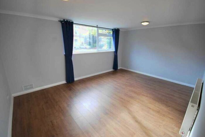 2 Bedroom Flat To Rent In Hollywood Court, Inglis Road, Inglis Road, Ealing, W5