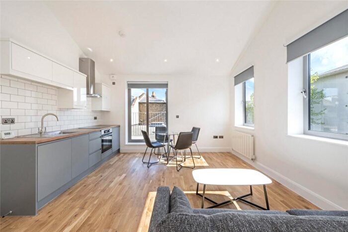 Flat To Rent In Denmark Road, Camberwell, SE5