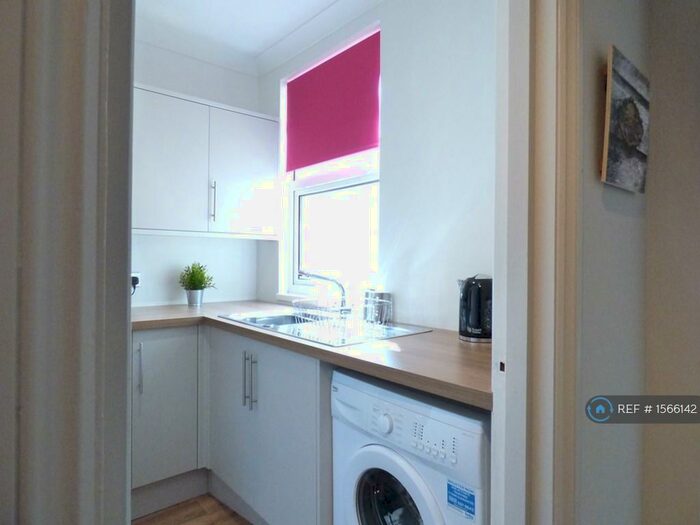 1 Bedroom Flat To Rent In Clifton Road, Littlehampton, BN17