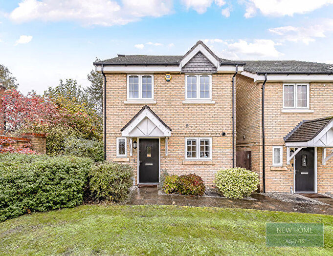 4 Bedroom Detached House For Sale In Brookwood Farm Drive, Knaphill, Woking, GU21