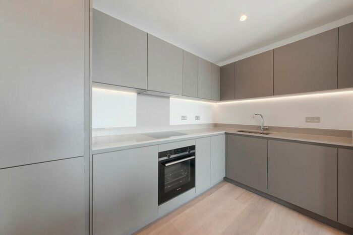 2 Bedroom Flat To Rent In Corn House, Stratford, London, E15