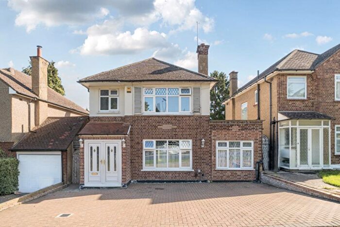 4 Bedroom Detached House For Sale In Shaftesbury Avenue, Kenton, HA3