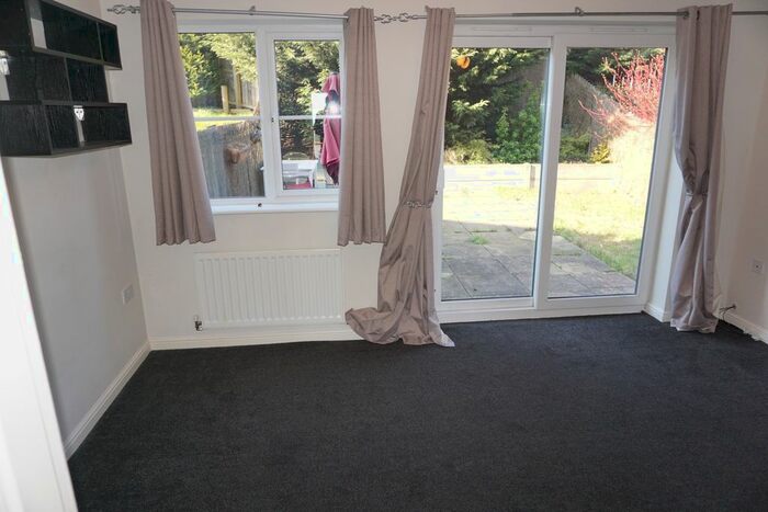 3 Bedroom Semi-Detached House To Rent In Wentworth Crescent, Bradford, BD4