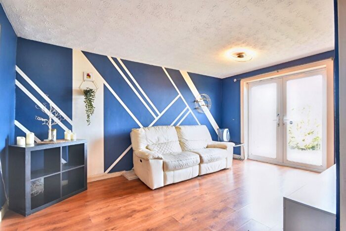 2 Bedroom Flat For Sale In Dougliehill Terrace, Inverclyde, Port Glasgow, PA14