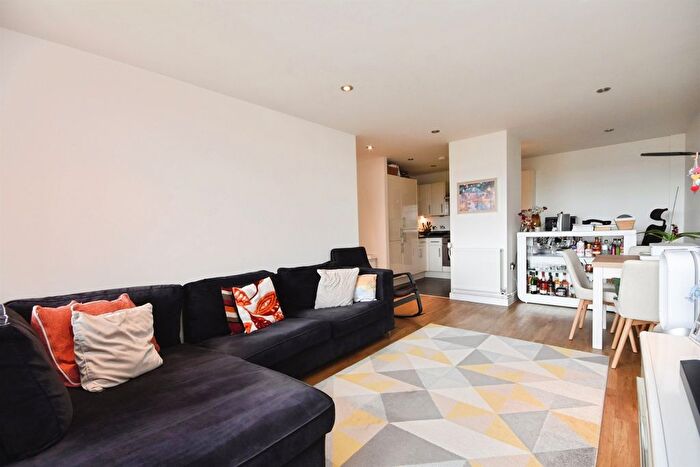 2 Bedroom Flat For Sale In Lynmouth Avenue, Chelmsford, CM2