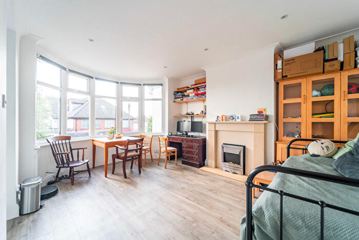 3 Bedroom Apartment To Rent In Hutton Grove, North Finchley, London, N12
