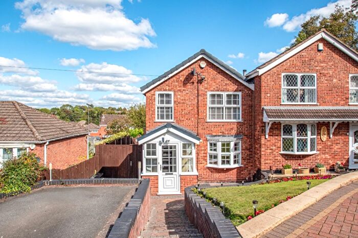 3 Bedroom Semi-detached House For Sale In Bagnall Walk, Brierley Hill, West Midlands, DY5