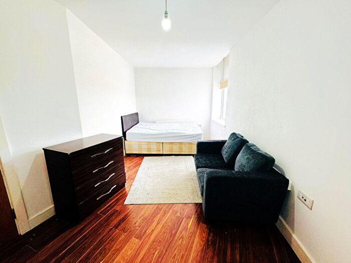 Studio To Rent In Cranbrook Road, Ilford, IG1