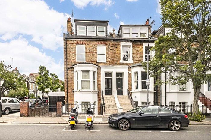 3 Bedroom Flat To Rent In Rockley Road, Shepherds Bush, W14