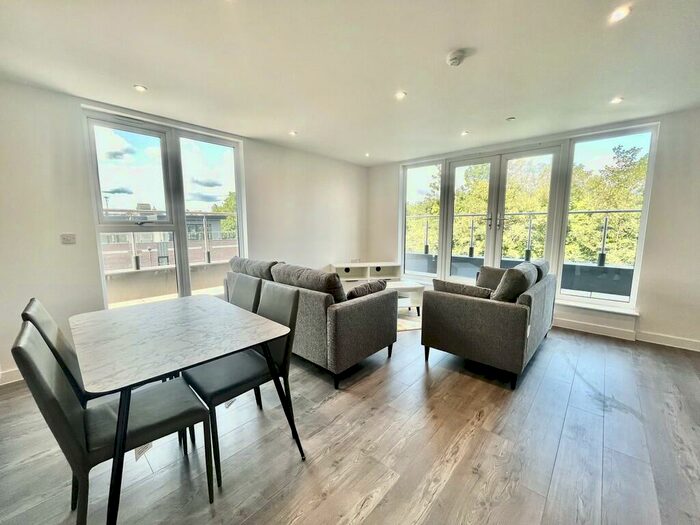 3 Bedroom Apartment To Rent In Alexandra Park, LS4