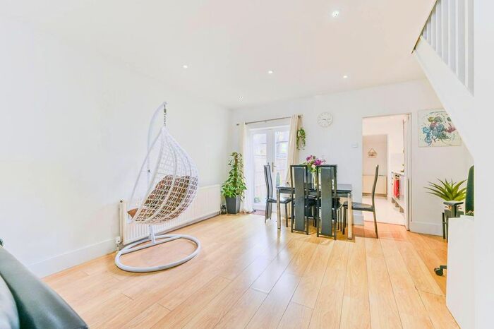 2 Bedroom Semi-Detached House To Rent In Beulah Road, Sutton, SM1