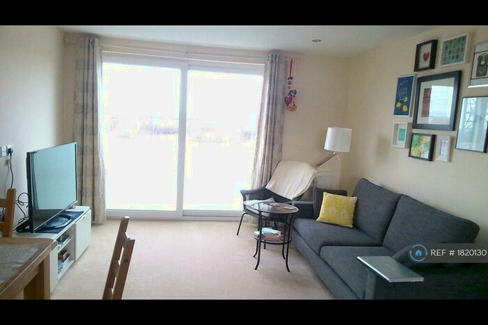 2 Bedroom Flat To Rent In Drake Way, Reading, RG2
