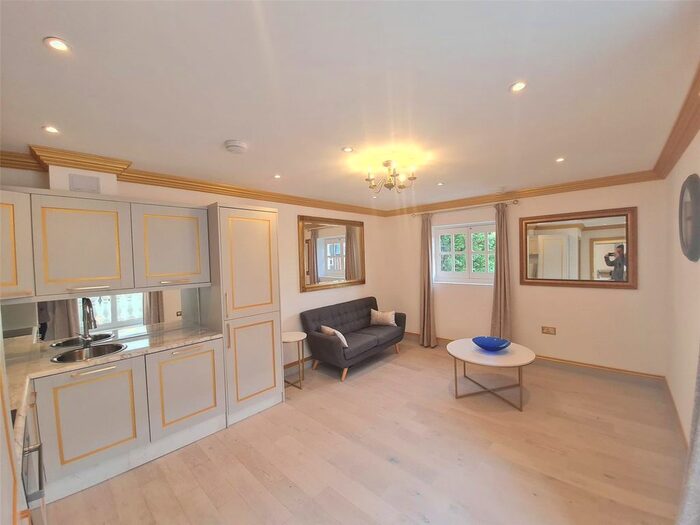 2 Bedroom Flat To Rent In Park View Road, Ealing, London, W5