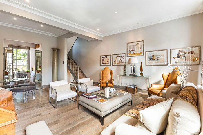 3 Bedroom Flat To Rent In Walton Street, Knightsbridge, SW3